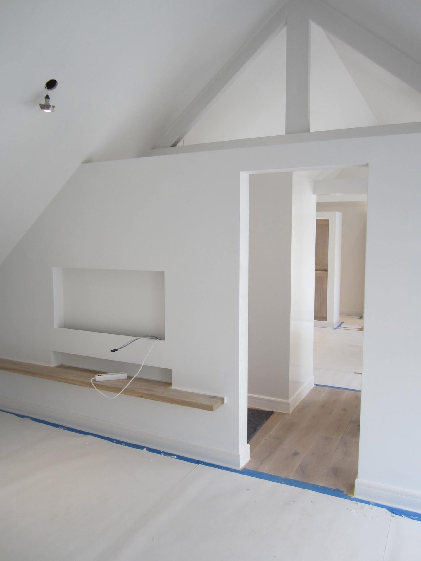 Afgewerkte zolderkamer met nis